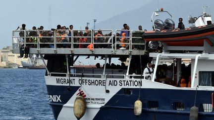 Des migrants arrivent au port de Messine (Sicile), le 16 mai 2015. (GIOVANNI ISOLINO / AFP)