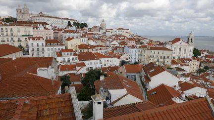 Les toits de Lisbonne et le Tage depuis une terrasse de l'Alfama.La population étrangère augmente régulièrement depuis six ans, d’un peu plus de 5% l’année dernière. (EMMANUEL LANGLOIS / FRANCEINFO / RADIO FRANCE)