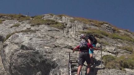 En Suisse, une société organise des randonnées spécialement orientées pour les personnes souffrant de vertige. (FRANCE 2)