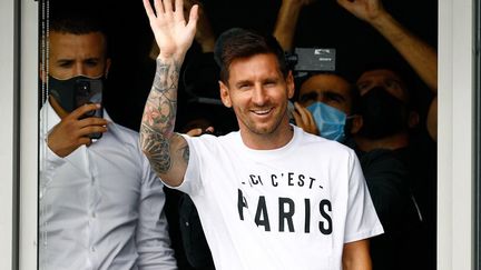 L'attaquant argentin Lionel Messi lors de son arrivée à l'aéroport du Bourget (Seine-Saint-Denis), le 10 août 2021. (SAMEER AL-DOUMY / AFP)