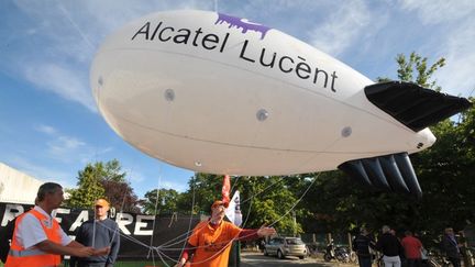 Manifestation de salari&eacute;s devant le site Alcatel-Lucent d'Orvault (Loire-Atlantique), le 9 octobre 2013.&nbsp; (FRANK PERRY / AFP)