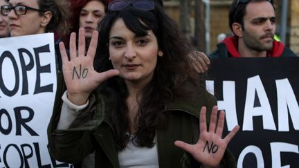 Des Chypriotes manifestent pour dire "non" aux contreparties du plan de sauvetage europ&eacute;en, le 19 mars 2013 &agrave; Nicosie (Chypre). (PATRICK BAZ / AFP)