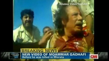 Des images diffus&eacute;es sur la cha&icirc;ne am&eacute;ricaine CNN montrent la capture de Mouammar Kadhafi, le 20 octobre 2011, dans la r&eacute;gion de Syrte (Libye). (CNN / AFP)