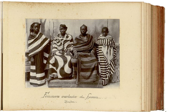 Femmes du harem du sultan de Zanzibar, vers 1890, anonyme (album de photographies sur la région de Zanzibar, Tanzanie)
 (musée du quai Branly - Jacques Chirac)