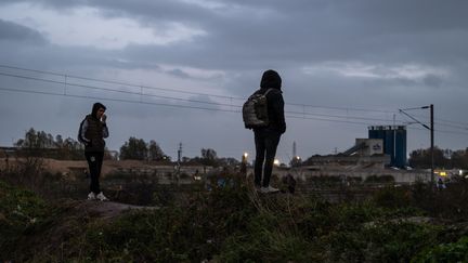 Des migrants dans le camp de réfugiés de Loon-Plage, près de Dunkerque (Nord), le 23 novembre 2022. (photo d'illustration). (JEROME GILLES / NURPHOTO / AFP)