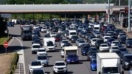 Un bouchon sur l'autoroute A7, au péage de Reventin Vaugris (Isère), le 7 juillet 2024. (ROMAIN DOUCELIN / HANS LUCAS / AFP)