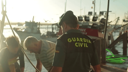 En Andalousie (Espagne), des policiers spécialisés dans la protection de la nature traquent les entorses aux réglementations. Ils sont par exemple chargés d'arrêter les pêcheurs exercant leur activité dans des zones interdites. (franceinfo)