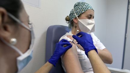 L'obligation vaccinale pour les soignants rentre en vigueur mercredi 15 septembre en France. (MAXIME JEGAT / MAXPPP)