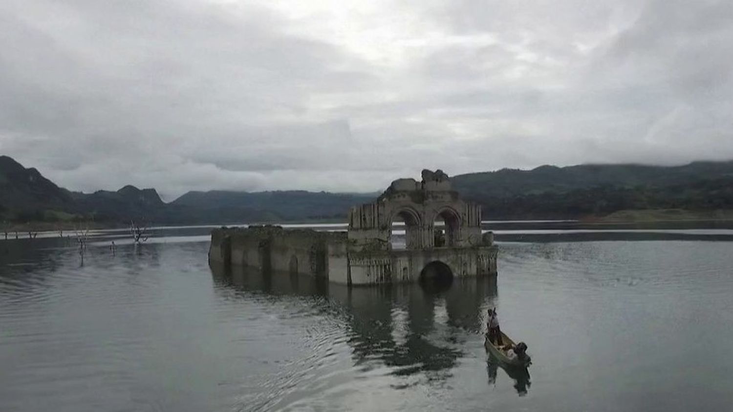 Sequía revela iglesia hundida, pescadores preocupados