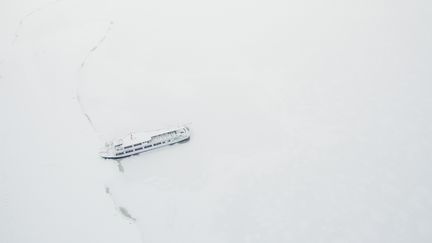 Le "MS AquaMarin", un bateau de croisière, est pris entre la neige et la glace sur le lac&nbsp;Okerstau près de&nbsp;Schulenberg, au cœur de l'Allemagne, le 17 janvier 2017. (JULIAN STRATENSCHULTE / DPA / AFP)