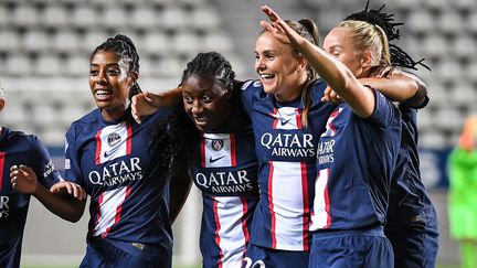 Les Parisiennes célèbrent l'ouverture du score de Lieke Martens lors du match entre le PSG et Häcken en barrage aller de Ligue des champions, le 21 septembre 2022. (MATTHIEU MIRVILLE via AFP)