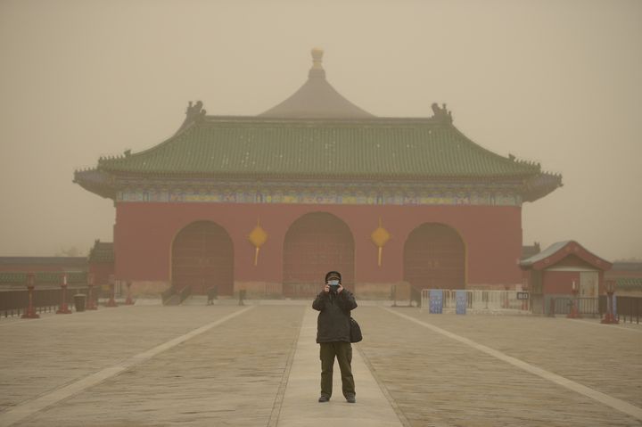 Un homme devant le temple de Tiantan à Pékin, le 15 mars 2021. (PENG ZIYANG / XINHUA)