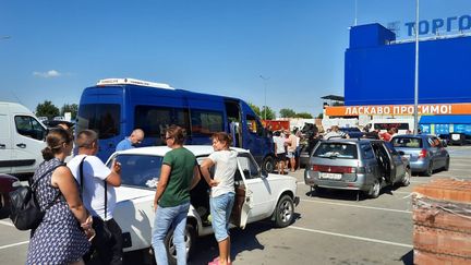 Des habitants de Marioupol, en Ukraine, qui attendent de monter dans un mini-bus pour aller à Zaporijjia.&nbsp; (THIBAULT LEFEVRE / RADIO FRANCE)