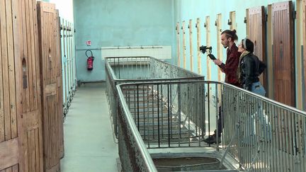 Maria Alejandra Fernandez tourne un webdocumentaire dans la prison militaire de Montluc, l'un des lieux où les résistants lyonnais furent emprisonnés lors de la Seconde Guerre Mondiale (France 3 AURA)