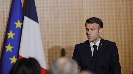 Le président de la République, Emmanuel Macron, lors d'un discours à Orgelet, dans le Jura, le 24 novembre 2023. (TERESA SUAREZ / AFP)