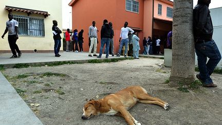 vivent dans ce complexe de 24 hectares dans la province de Catane à l’est du pays, soit plus de 15% de toute la population actuellement hébergée dans ces centres d’accueil italiens (Cara).  (AFP/Alberto Pizzoli )