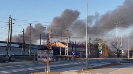 Le jeudi 17 mars, Lviv, à l'ouest de l'Ukraine, était encore une ville où l'on vivait presque normalement. Mais, dans la matinée du vendredi 18 mars, des bombardements russes ont frappé les abords de l'aéroport de la ville. La journaliste du 12/13 Anne-Claire Poignard, présente sur place, fait le point sur la situation. (FRANCE 3)