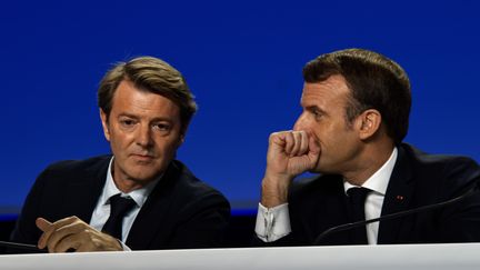 Le président de la République, Emmanuel Macron, avec François Baroin, président de l'Association des maires de France, le 19 septembre, à Paris. (DANIEL PIER / NURPHOTO / AFP)