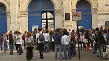 Cour d'un lycée (France 2)