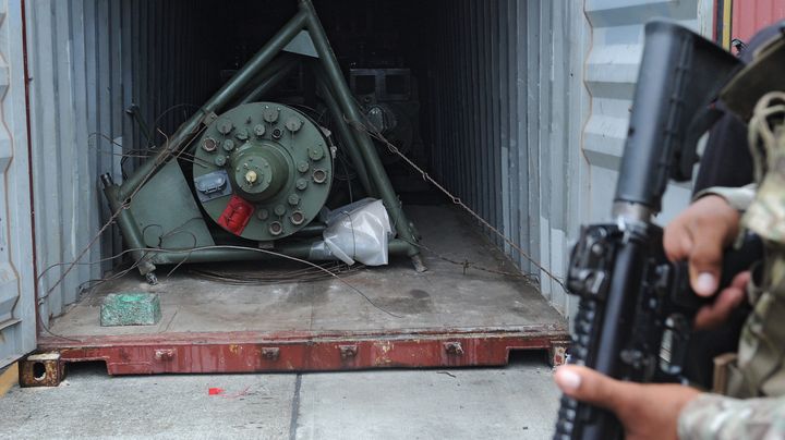 Un soldat panam&eacute;en tient la garde, mercredi 17 juillet 2013, devant un conteneur d&eacute;couvert &agrave; bord du "Chong Chon Gang", un cargo nord-cor&eacute;en qui transportait des armes cubaines. (RODRIGO ARANGUA / AFP)