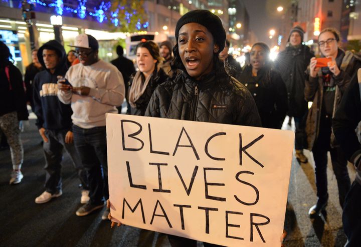 "La vie des Noirs compte", peut-on lire sur la pancarte de cette manifestante, &agrave; Washington D.C. (Etats-Unis), le 5 d&eacute;cembre 2014. (MLADEN ANTONOV / AFP)