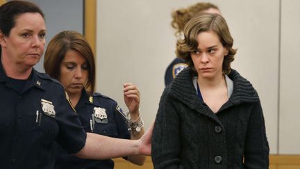 Lacey Spears&nbsp;escort&eacute;e au tribunal de Westchester, o&ugrave; elle vient d'&ecirc;tre inculp&eacute;e pour le meurtre de son enfant, le 17 juin 2014. (RICKY FLORES/AP/SIPA )