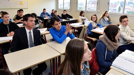 Le Premier ministre Manuel Valls et la ministre de l'Education nationale Najat Vallaud-Belkacem au milieu d'&eacute;l&egrave;ves du coll&egrave;ge Lamartine de Soissons (Aisne), le 13 mai 2015. (JEAN-MARIE CHAMPAGNE / POOL / AFP)