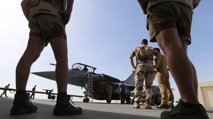 Des soldats français préparent un Rafale avant un raid aérien contre le groupe Etat islamique, mardi 17 novembre 2015. (KARIM SAHIB / AFP)