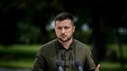 Le président ukrainien Volodymyr Zelensky, lors d'une conférence de presse, à Kiev, la capitale, le 23 août 2022. (DIMITAR DILKOFF / AFP)