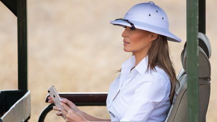 Melania Trump dans une voiture dans une réserve au Kenya, le 5 octobre 2018. (SAUL LOEB / AFP)