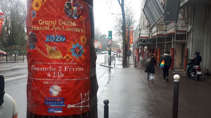 Une affiche annonçant le grand déffilé du Nouvel An chinois, le 30 janvier à Paris. (FARIDA NOUAR / RADIO FRANCE)