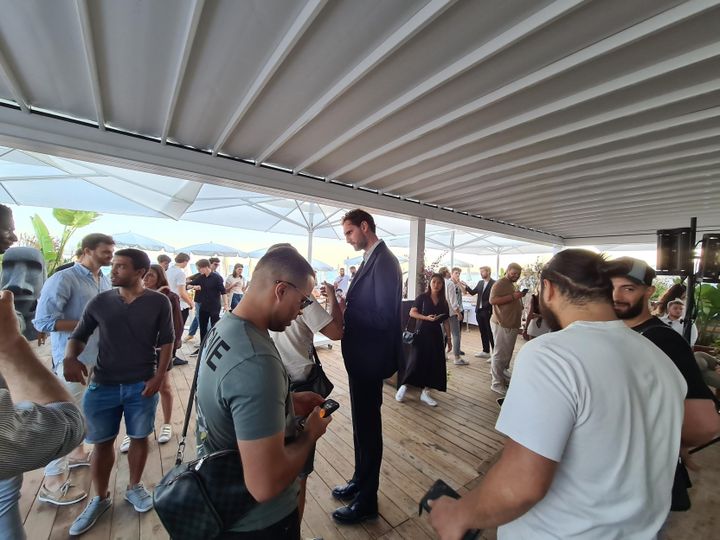 Le candidat de la majorité présidentielle, Graig Monetti, lors d'une réunion publique-apéro dédiée aux jeunes, dans un restaurant de la plage, à Nice, en juin 2022. (AUDREY TISON / RADIOFRANCE)