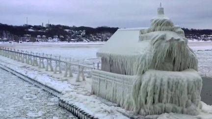 Aux États-Unis, la vague de froid qui sévit depuis plusieurs jours fait de véritables ravages : 50 personnes au moins sont décédées en raison de cette tempête polaire. Dans le Michigan, les températures atteignent les -40 degrés. (franceinfo)