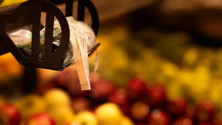 Des sacs en plastique utilisés pour peser les fruits et légumes dans un supermarché à Issy-les-Moulineaux, le 16 mai 2024. (JOEL SAGET / AFP)