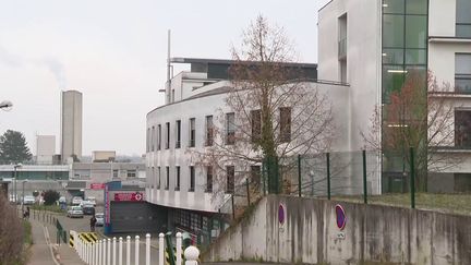 Un détenu de la prison d'Osny, dans le Val d'Oise, a simulé un suicide et&nbsp;pris&nbsp;la fuite lors de son transfert à l'hôpital, mardi 21 décembre.&nbsp;Une complice qui l'attendait a tiré sur un agent, légèrement blessé.&nbsp;Trois individus sont actuellement recherchés. (FRANCE 3)