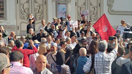 Ahmed Chebbi (chemise blanche) au milieu des manifestants à Tunis le 29 avril 2023 (FRANCEINFO / RADIO FRANCE)