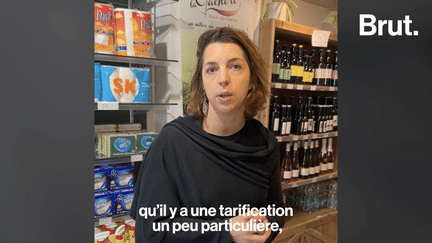 Stéphanie a fondé à Niort le Cabas Solidaire, une épicerie locale permettant à tous les clients de payer leurs courses à hauteur de leurs revenus. Brut s’est rendu sur place. (BRUT / FRANCEINFO)