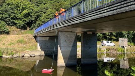 Frédéric Gellé et Pierre Antoine Rousseau, deux hydromètres, mesurent le débit de la rivière Hyères (Finistère) avec un "doppler".&nbsp; (BENJAMIN RECOUVREUR / RADIO FRANCE)