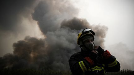 Un pompier lors de l'incendie de Saint-Magne (Gironde), le 11 août 2022. (PHILIPPE LOPEZ / AFP)