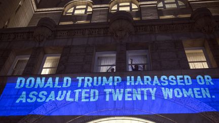 Message anti-Trump sur la façade de son hôtel à Washington : "Donald Trump a harcelé ou agressé vingt femmes" (30 janvier 2018)
 (Andrew Caballero-Reynolds / AFP)