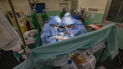 Une opération de greffe d'un rein à partir d'un donneur vivant à l'hôpital de la Timone, à Marseille, le 6 novembre 2019. (SPEICH FREDERIC / MAXPPP)