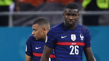 Marcus Thuram, ici aux côtés de Kylian Mbappé lors du match comptant pour les 8es de finale de l'Euro 2021 contre la Suisse, le 28 juin 2021. (FRANCK FIFE / AFP)