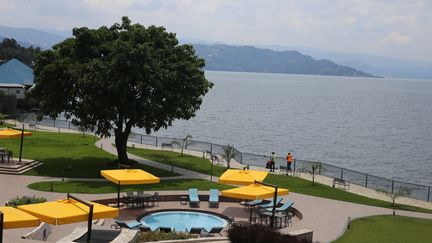 La vue sur le lac Kivu à partir de l'hôtel "Serena", nouveau palace implanté à Goma, capitale du Nord-Kivu, dans l'est de la République démocratique du Congo. (SAMIR TOUNSI / AFP)