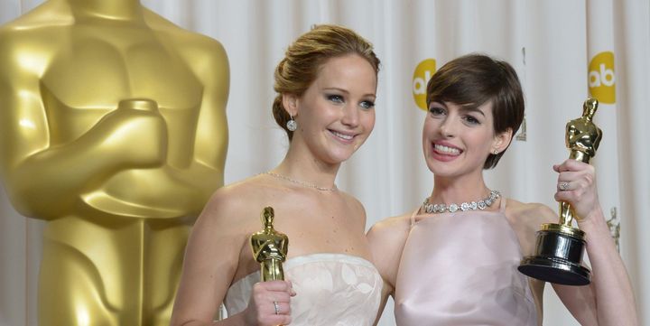 Jennifer Lawrence (G), meilleure actrice et Anne Hathaway (D), meilleure actrice dans un second rôle, aux 85e Oscars
 (JOE KLAMAR / AFP)