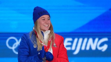 La Française Tess Ledeux, vice-championne olympique de big air, lors de la cérémonie des médailles à Pékin, le 8 février 2022.&nbsp; (KAZUKI WAKASUGI / YOMIURI / AFP)