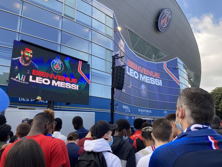 Un écran géant avait été installé&nbsp;aux abords du tapis rouge du Parc des Princes. (Adrien Hémard)