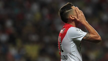 Le milieu de Monaco Lucas Ocampos r&eacute;agit &agrave; la d&eacute;faite de son &eacute;quipe face &agrave; Lorient, le 10 ao&ucirc;t 2014.&nbsp; (JEAN CHRISTOPHE MAGNENET / AFP)