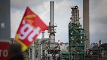 Un drapeau de la CGT à côté du site de la raffinerie TotalEnergy, à Gonfreville-l'Orcher, près du Havre, le 10 octobre 2022. Photo d'illustration. (LOU BENOIST / AFP)