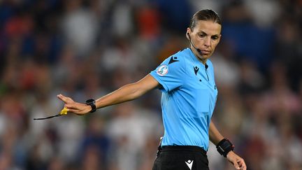 Stéphanie Frappart lors&nbsp;du match de l'Euro féminin entre l'Espagne et l'Angleterre à Brighton, le 20 juillet 2022.&nbsp; (GLYN KIRK / AFP)