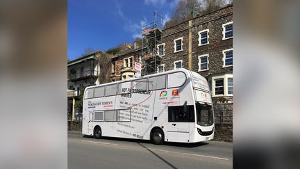 Photo du bus de la campagne "Normandy Times" à Bristol, le 19 mars, publiée par l’Agence de développement pour la Normandie.&nbsp; (CAPTURE D'ÉCRAN TWITTER)